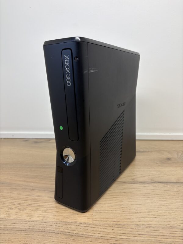 Xbox 360 slim – Svart (inkl. ström)