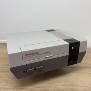 Nintendo NES Konsol med ström- och bildkabel – Retro 8-bitars spelklassike