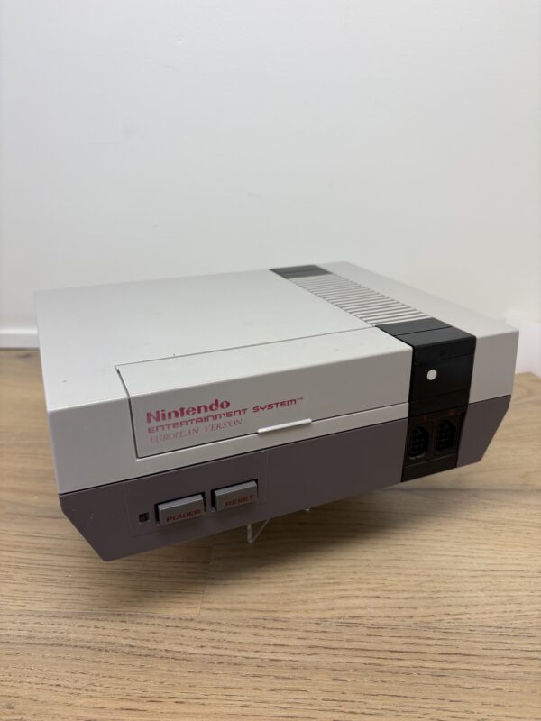 Nintendo NES Konsol med ström- och bildkabel – Retro 8-bitars spelklassike